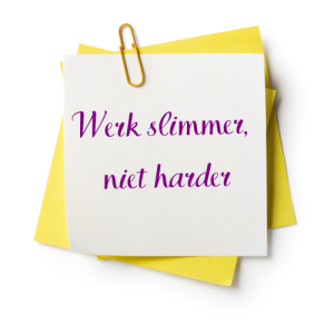 Tekst Werk Slimmer, niet harder op kladblaadjes met paperclip